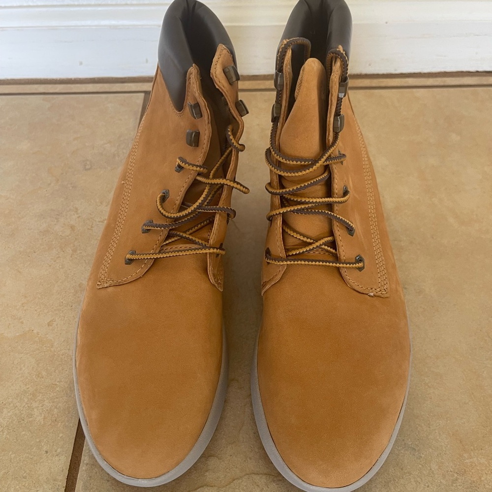 Timberland Tan Women’s Boots NWOT